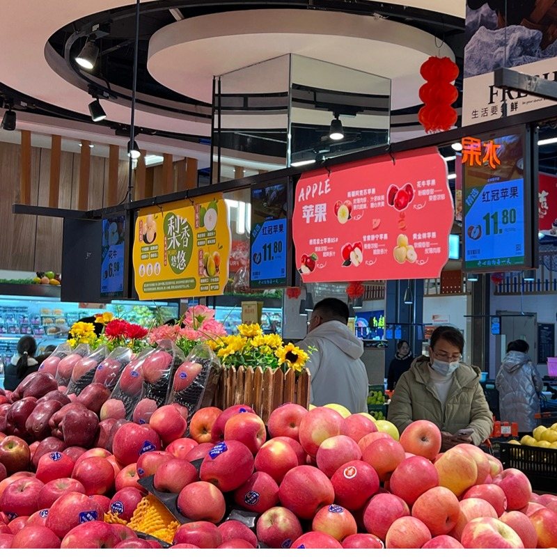 What are the advantages of using Electronic Price Tags in retail stores?